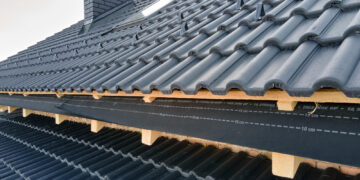 Țiglă ceramică sau metalică