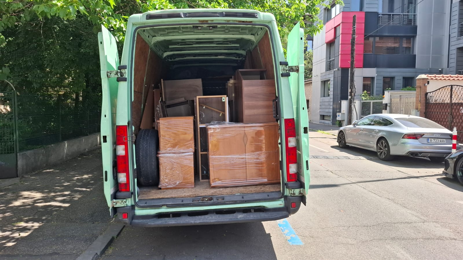 Firma Mutari Bucuresti - Mutarisigure.ro - in timpul unei executii de mutare mobilier