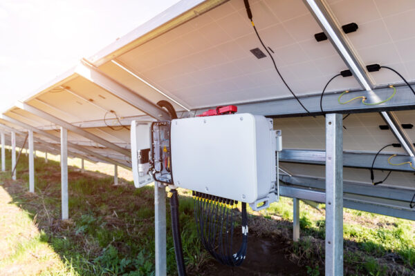 Cutie electrică montată sub panouri solare fotovoltaice