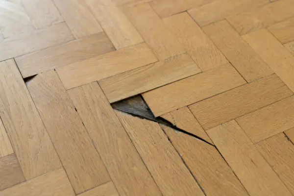 Cum repari rosturile apărute între plăcile de parchet