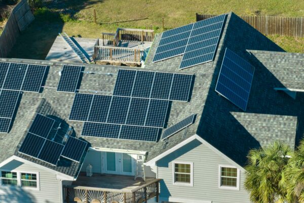 Câte panouri fotovoltaice îți trebuie pentru un consum de 500 kWh pe lună