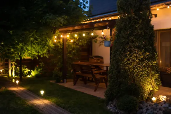 Idei pentru iluminarea unei curți mici