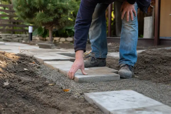 Cum construiești o alee simplă din dale, pas cu pas
