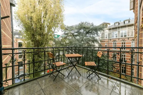 Ce mobilier alegi pentru un balcon în care abia încape o masă